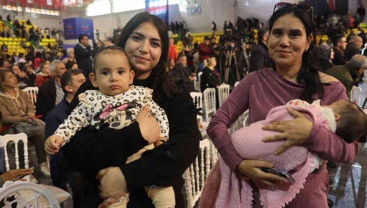 Ev hayaliyle kura çekim törenine gelen vatandaşlar heyecan dolu anlar yaşadılar