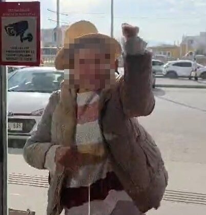 Fark ücreti vermek istemeyen kadın eczaneye taşla saldırdı, kapıları tekmeledi