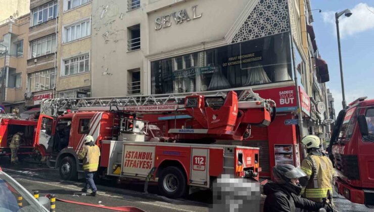 Fatih’te 3 katlı gelinlikçide yangın çıktı, ekmek teknesi yanınca gözyaşlarına boğuldu
