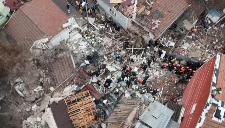 Fatih’te bitişik halde bulunan 2 gece kondu çöktü