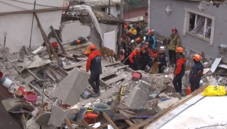 Fatih’te çöken binada enkaz altında kalanları kurtarma çalışmasına köpeklerde katıldı
