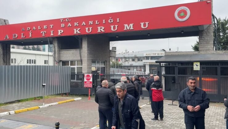 Fatih’te çöken binada hayatını kaybeden yaşlı kadının cenazesi Adli Tıp Kurumundan alındı