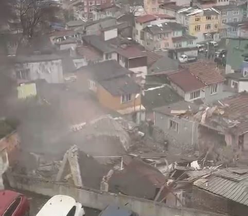 Fatih’te çöken binadan dumanların yükseldiği anlar kameraya yansıdı