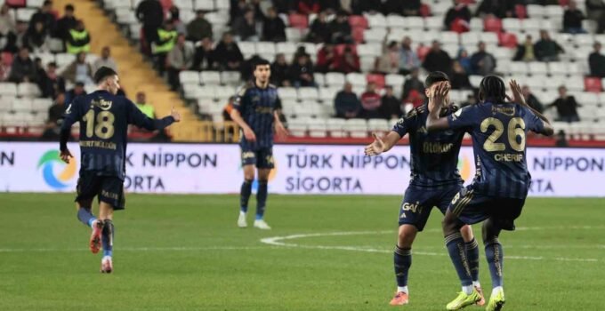 Fenerbahçe, 3. kez 2-0 geriye düştüğü maçta puan aldı