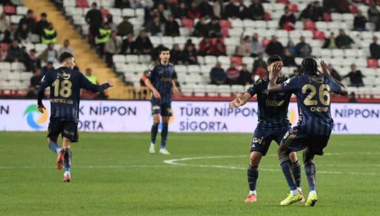 Fenerbahçe, 3. kez 2-0 geriye düştüğü maçta puan aldı