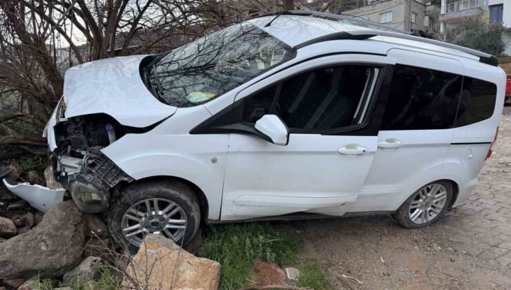 Freni boşalan hafif ticari araç ağaca çarptı: 1 yaralı