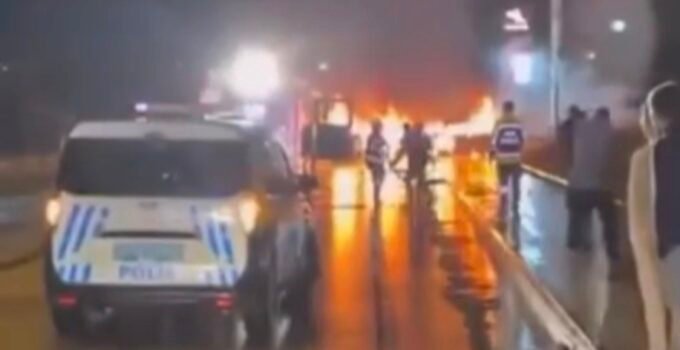 Gaziantep’te çarpışan iki otomobil alev topuna döndü