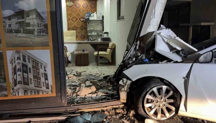 Gazipaşa’da otomobil iş yerine girdi: 3 yaralı