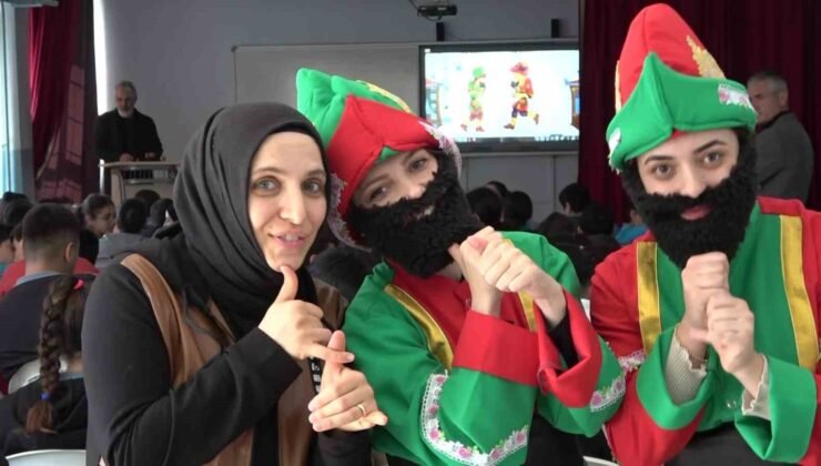 Genç kadınlar, Karagöz ile Hacivat olup “Kâbe’de Hacılar” ilahisini işaret diliyle sahneledi