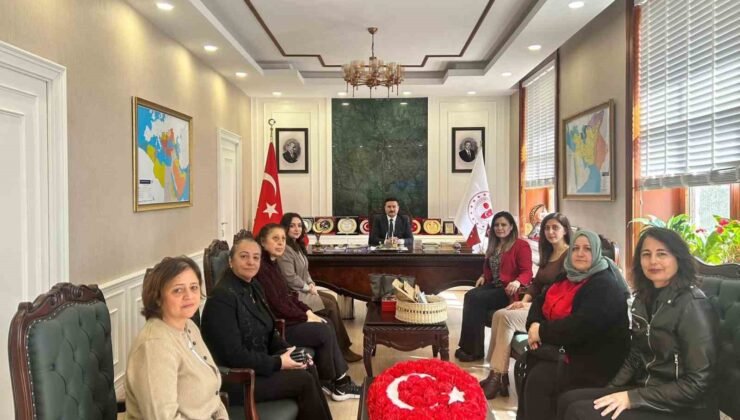 Gökçeadalı kadınlardan Kaymakam Acar’a el emeği hediyesi