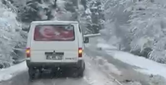 Gölcük yolunda kar sürprizi: Kar lastiği olmayan araç yolda kaldı