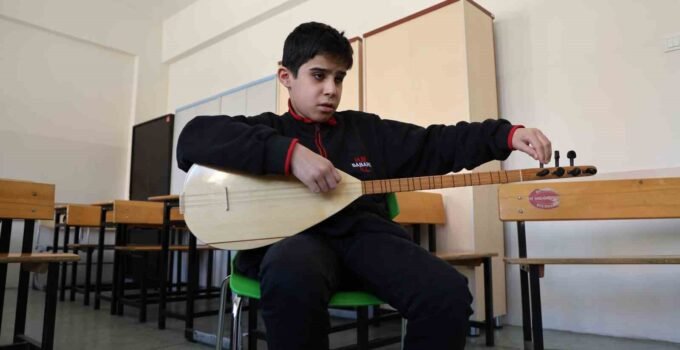 Gözleri görmeden hissederek çalıyor