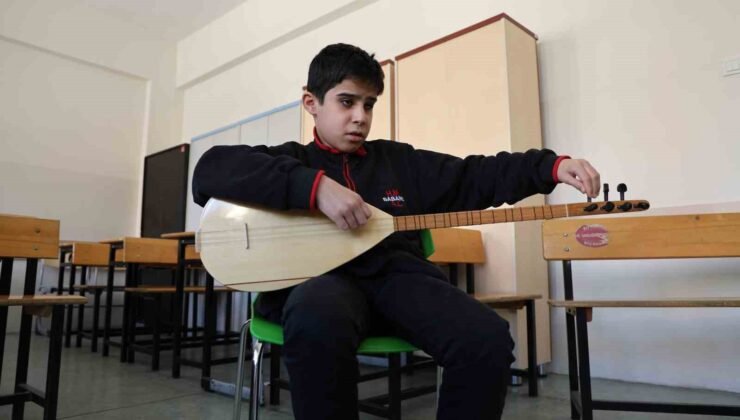 Gözleri görmeden hissederek çalıyor