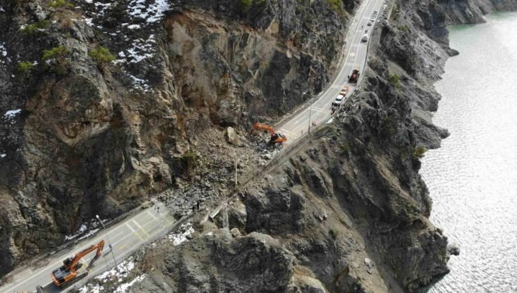 Gümüşhane – Giresun kara yolunu kapatan heyelan havadan görüntülendi