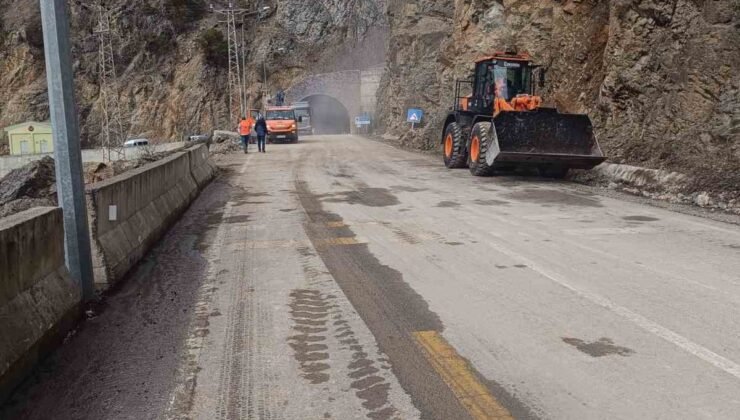 Gümüşhane’de heyelan sonrası kapanan yol yeniden ulaşıma açıldı