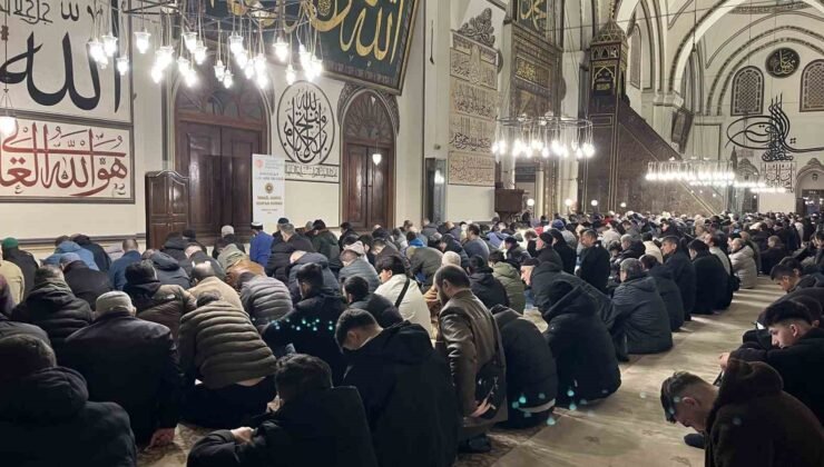 Hafta sonunu fırsat bilen vatandaşlar sabah namazında Ulu Camiye akın etti