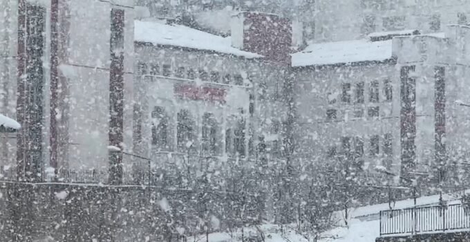 Hakkari ve Yüksekova’da eğitime kar engeli