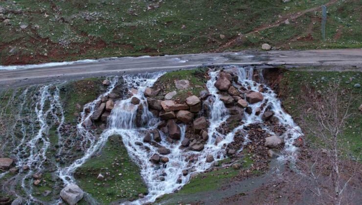 Hakkari’de asfaltın ortasından su pınarı fışkırdı