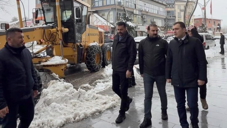 Hakkari’de karla mücadele çalışmaları aralıksız sürüyor