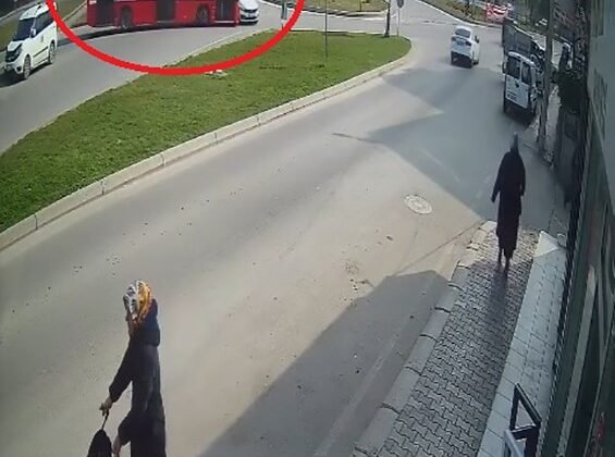 Halk otobüsü ile otomobilin çarpıştığı kaza kamerada: 9 yaralı
