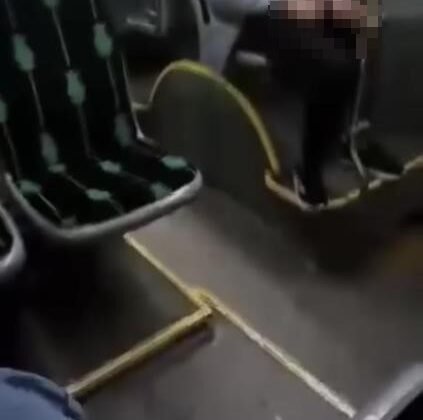 Halk otobüsündeki uygunsuz davranış kamerada