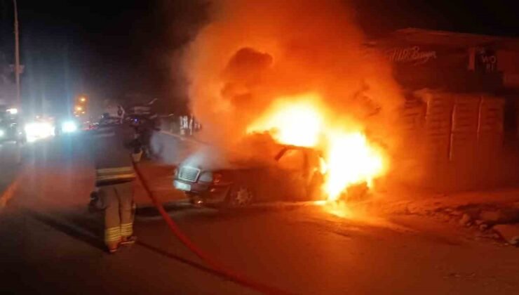 Hatay’da alevlere teslim olan otomobil kullanılamaz hale geldi