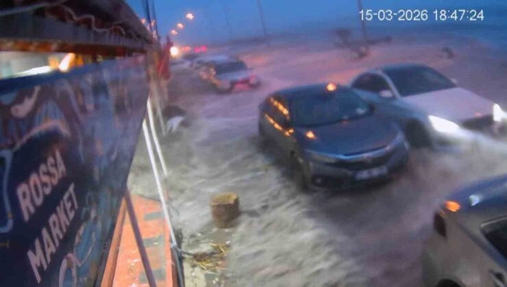 Hatay’da kuvvetli fırtınayla deniz taştı, iş yerleri zarar gördü… O anlar kamerada