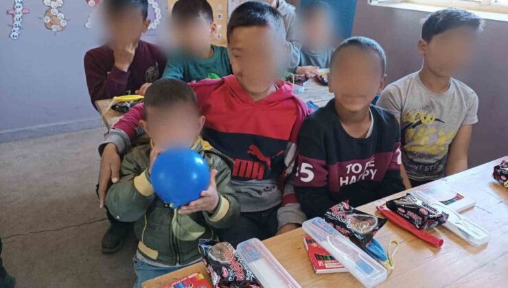 Hayırseverlerden Suvaran köyü öğrencilerine kırtasiye desteği