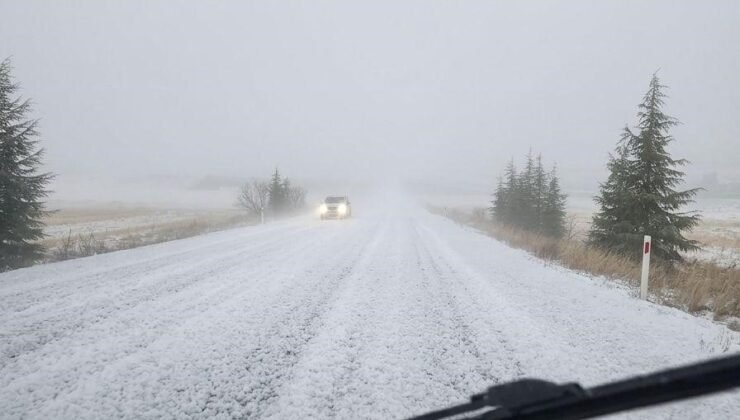 Haymana-Polatlı yolu dolu yağışı nedeniyle beyaza büründü