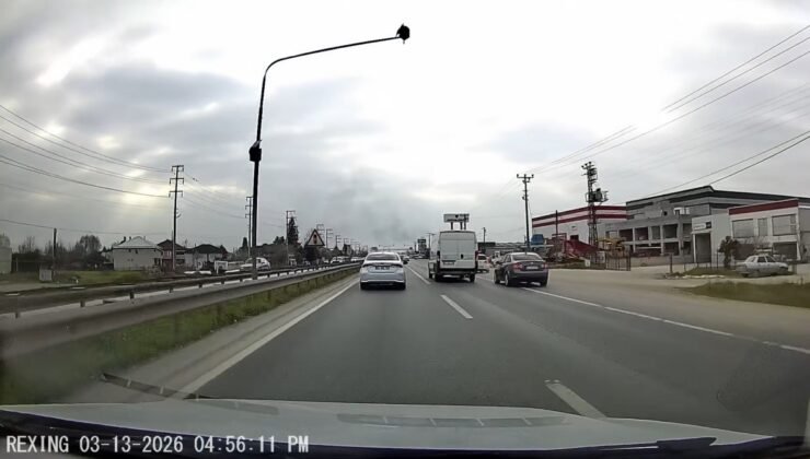 Hem kendi canını hem de diğer sürücülerin canını tehlikeye attı: O anlar araç kamerasına yansıdı
