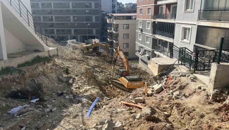 Heyelanda çöken istinat duvarının enkazını kaldırma çalışmaları sürüyor