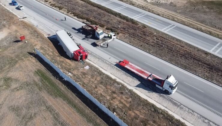 Hırdavat malzemesi yüklü tır devrildi, sürücü yaralandı