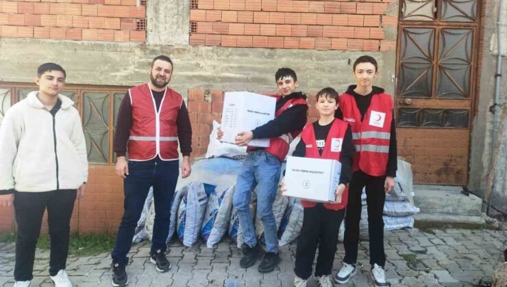Hisarcık’ta öğrenciler Kızılay’ın yardım kolilerini ihtiyaç sahiplerine ulaştırdı