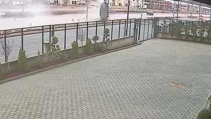 Hızla su birikintisine giren otomobil takla attı