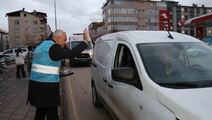İftar vakti yolda olan sürücülere iftarlık dağıttılar