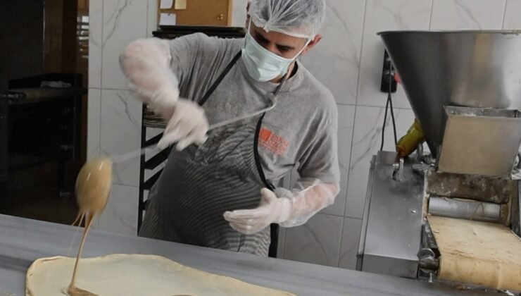 İftar ve sahur sofralarının vazgeçilmezi tahinli pide ilgi görüyor