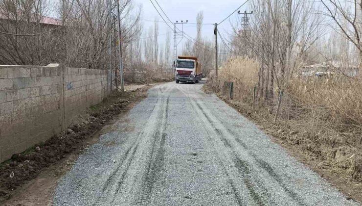 Iğdır’da köy yolunda onarım ve kumlama çalışması