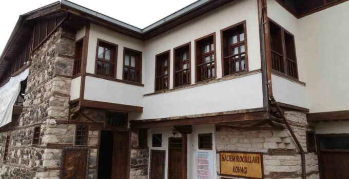 İki asırlık Emiroğlu Konağı tarihe ışık tutuyor