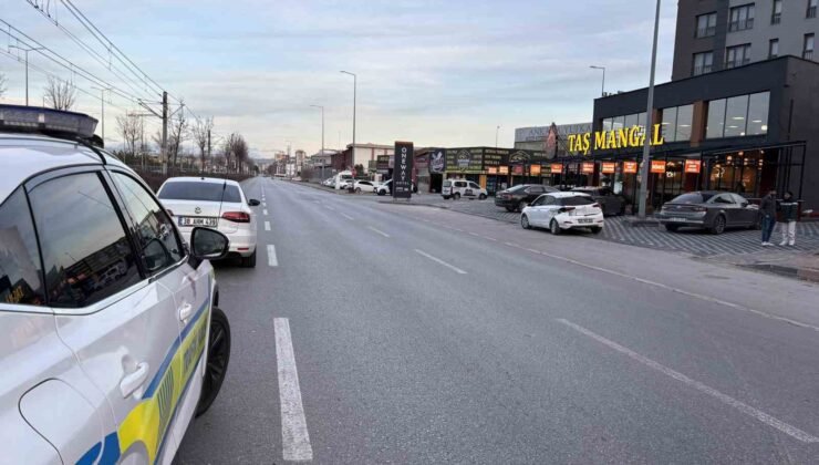 İki otomobil ve tramvayın karıştığı kazada 2 kişi yaralandı