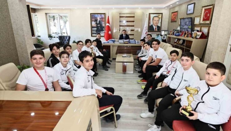 İl Müdürü Yunus Öztürk, su topu sporcularını tebrik etti