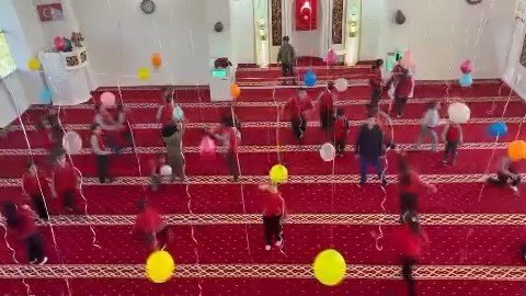 İmam ve eşinden çocuklar için camide renkli süsleme