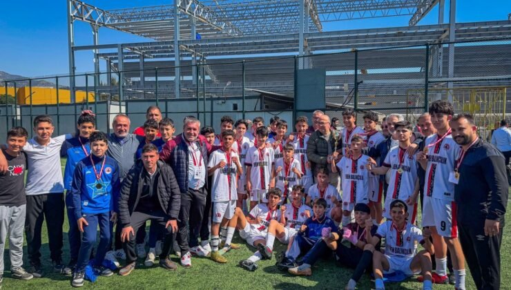 İncirliova Belediyespor U-15 takımı, şampiyonluğunu ilan etti