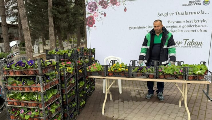İnegöl’de bayram öncesi mezarlıklar çiçek bahçesine büründü