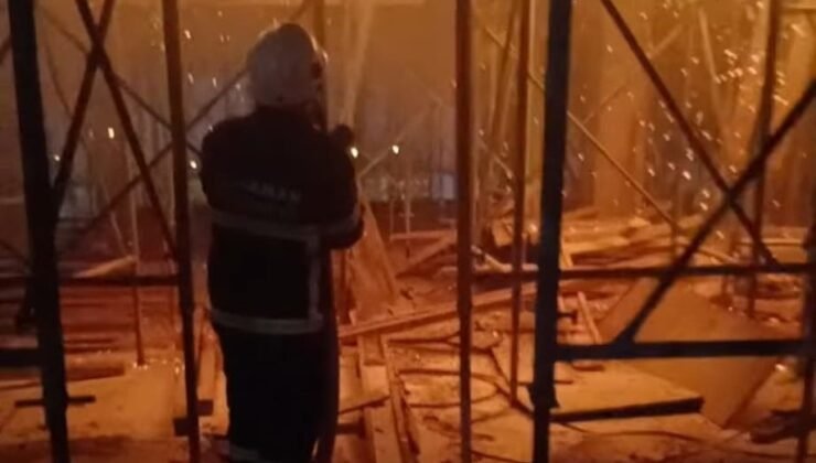 İnşaat halindeki binanın çatısında korkutan yangın