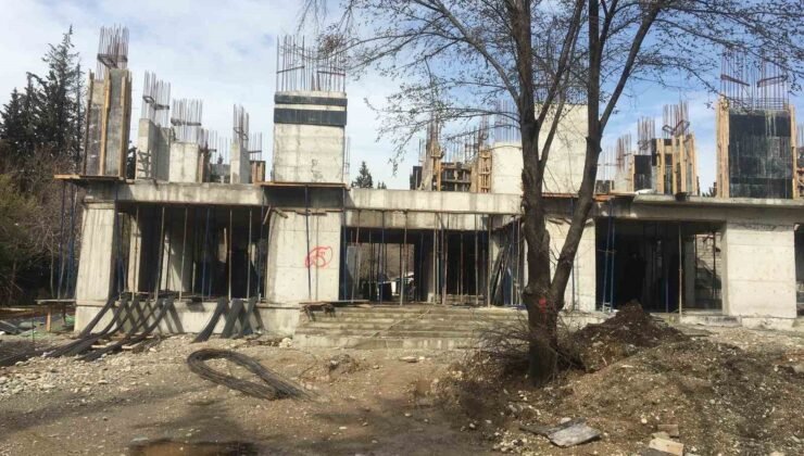 İnşaat işçisi yüksekten düşerek ağır yaralandı