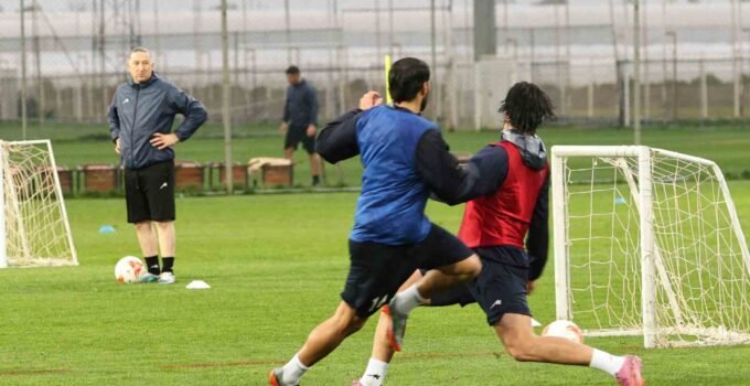 İran Milli Takımı kamp için Antalya’ya geldi