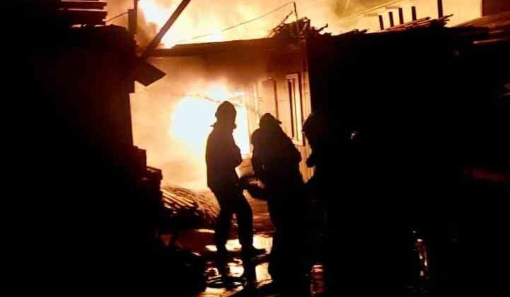 İşçi lojmanları alevlere teslim oldu