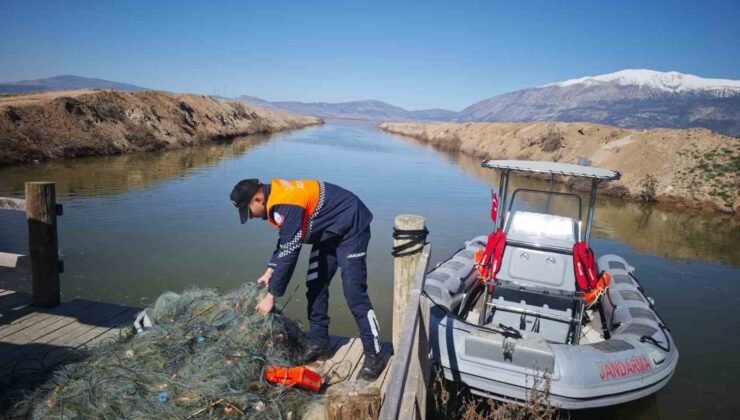 Işıklı Barajında kaçak avcılığa geçit yok 5 bin metre ağ ele geçirildi
