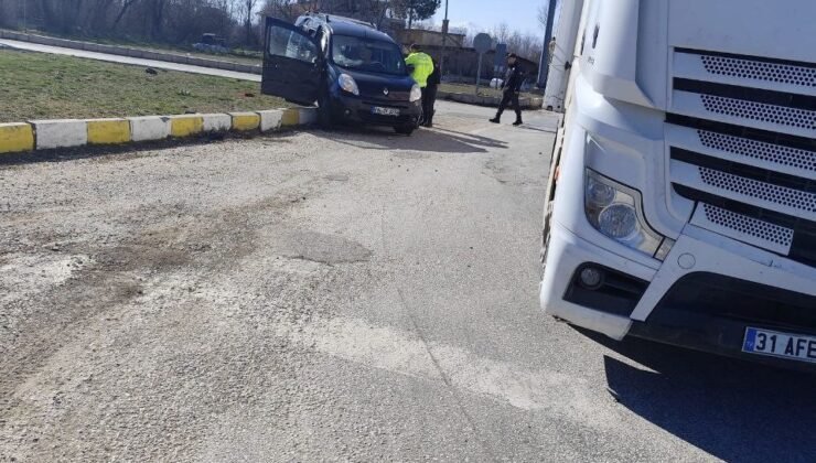 Isparta’da tır ile otomobil çarpıştı: 2 yaralı