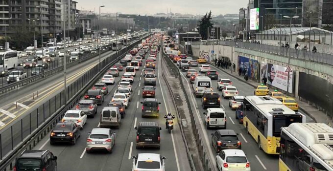 İstanbul’da akaryakıt zammı trafiğe yansımadı